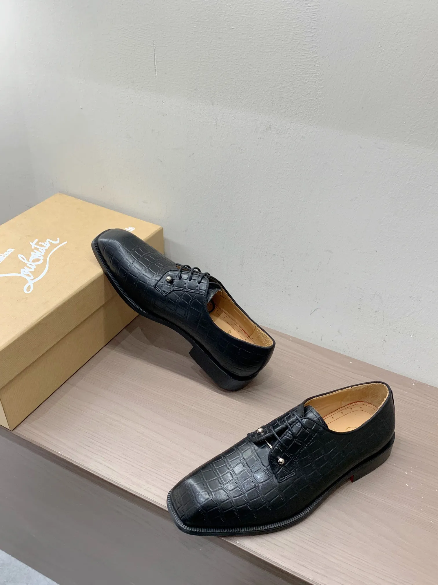[CL red sole shoes] Top P: 1020💰 Size 39-44 (38.45.46 custom-made, non-returnable) Christian Louboutin men's classic Oxford shoes, men's business formal leather shoes💫Original molding, 1:1 replica, specially made for nobles. The unique shoe shape is unique and 100% comfortable! The whole shoe is made of imported Italian cowhide material, carefully selected, with fine pores and rich luster. Cow leather lining, soft and comfortable, sweat-absorbent and breathable. Genuine leather outsole, non-slip and wear-resistant, full of texture, elegant and luxurious overall, integrating comfort, formality and luxury! The Rolls Royce of shoes!